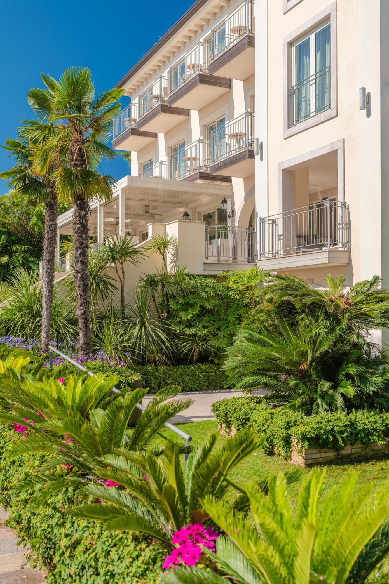 Villa Rosa Hotel Desenzano 데센자노델가르다 외부 사진