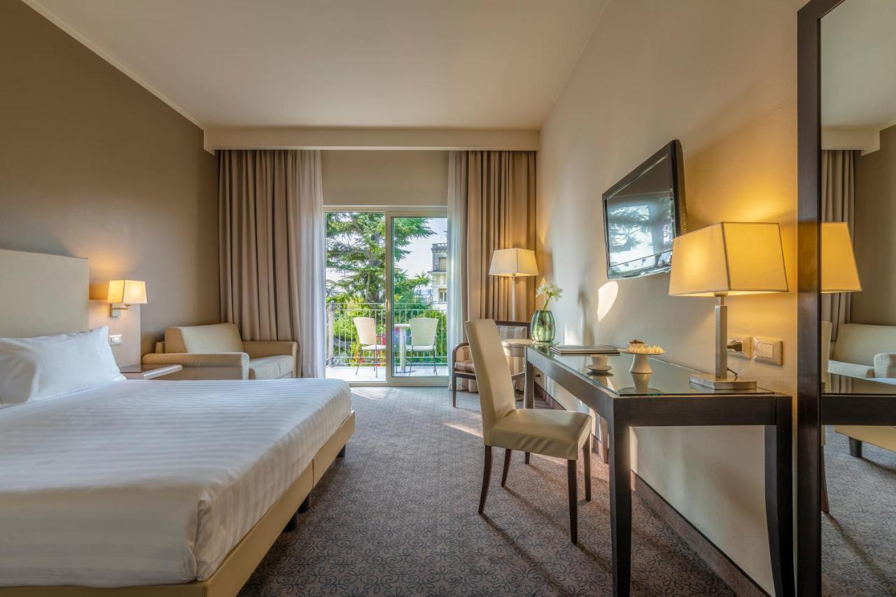 Villa Rosa Hotel Desenzano 데센자노델가르다 외부 사진